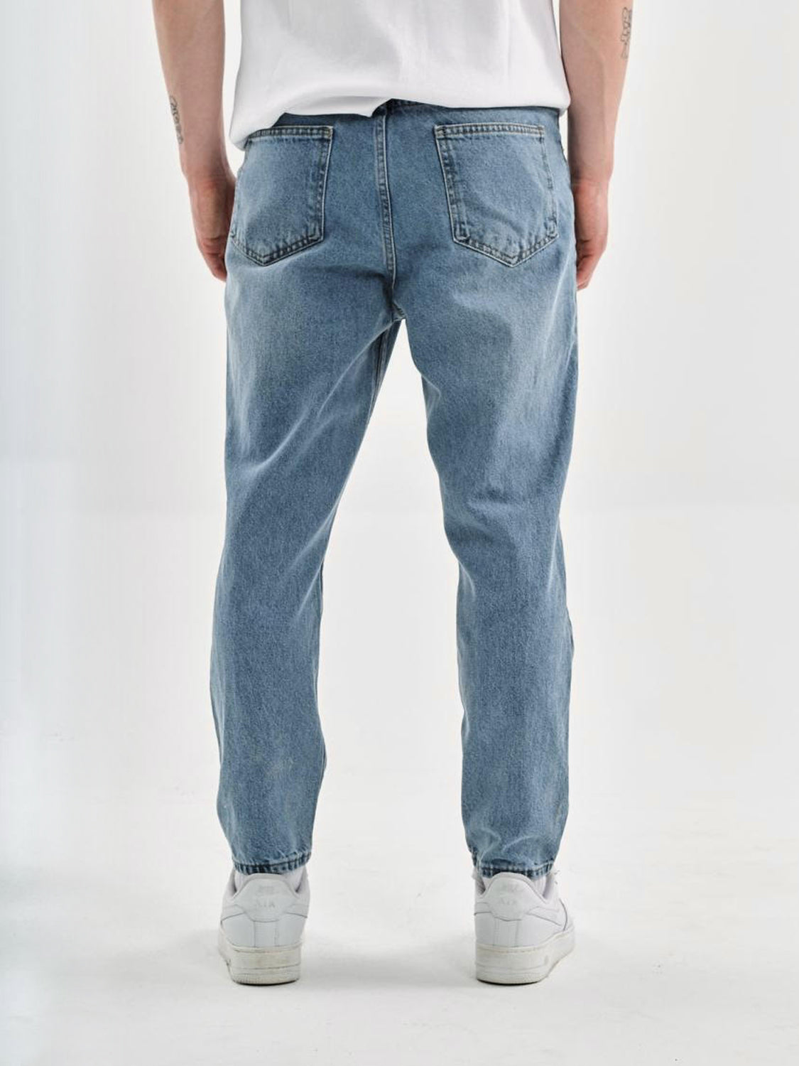 LOOSE LIGHT JEANS CON STRAPPI