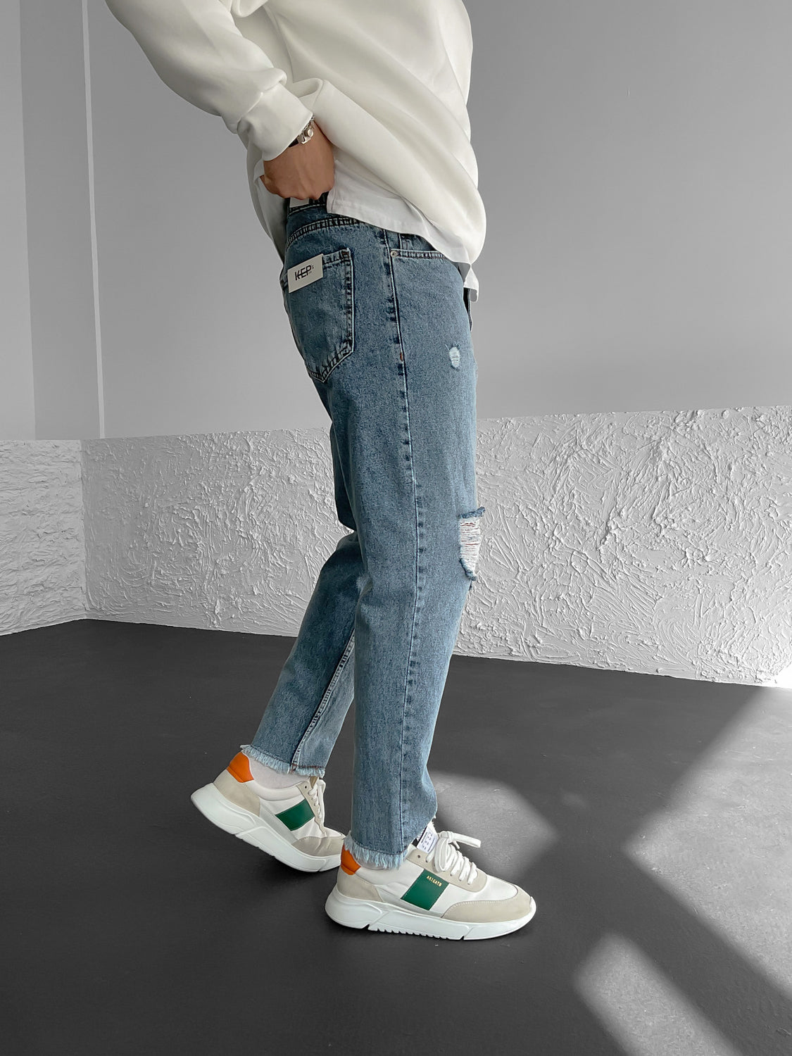 LOOSE LIGHT JEANS CON STRAPPI