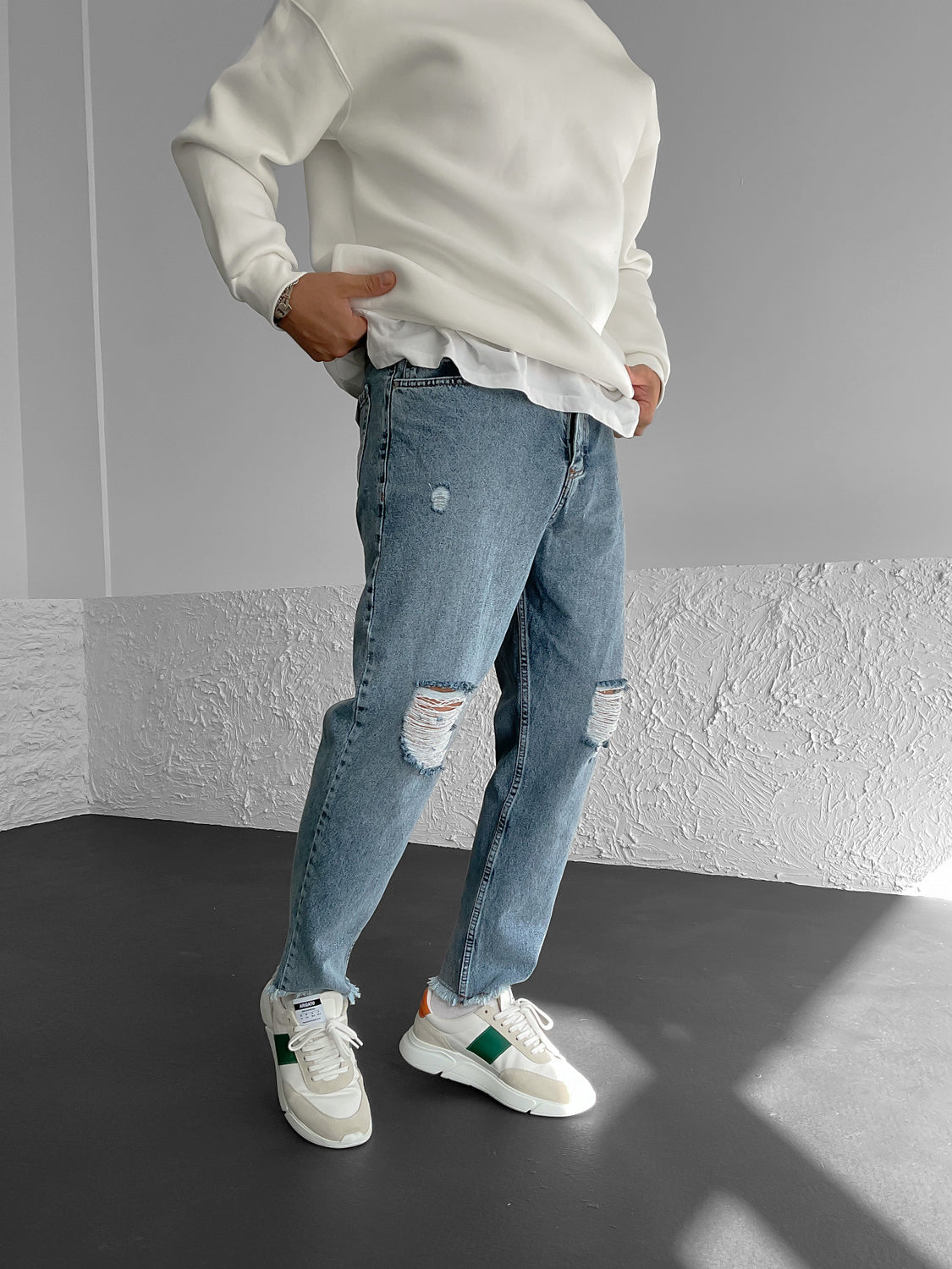 LOOSE LIGHT JEANS CON STRAPPI