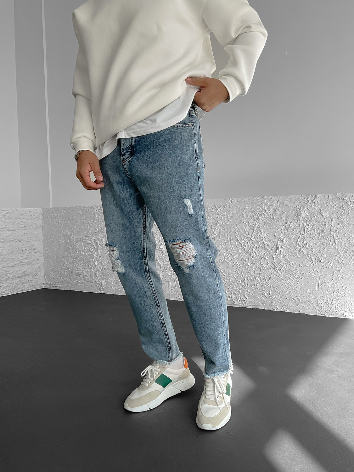 LOOSE LIGHT JEANS CON STRAPPI