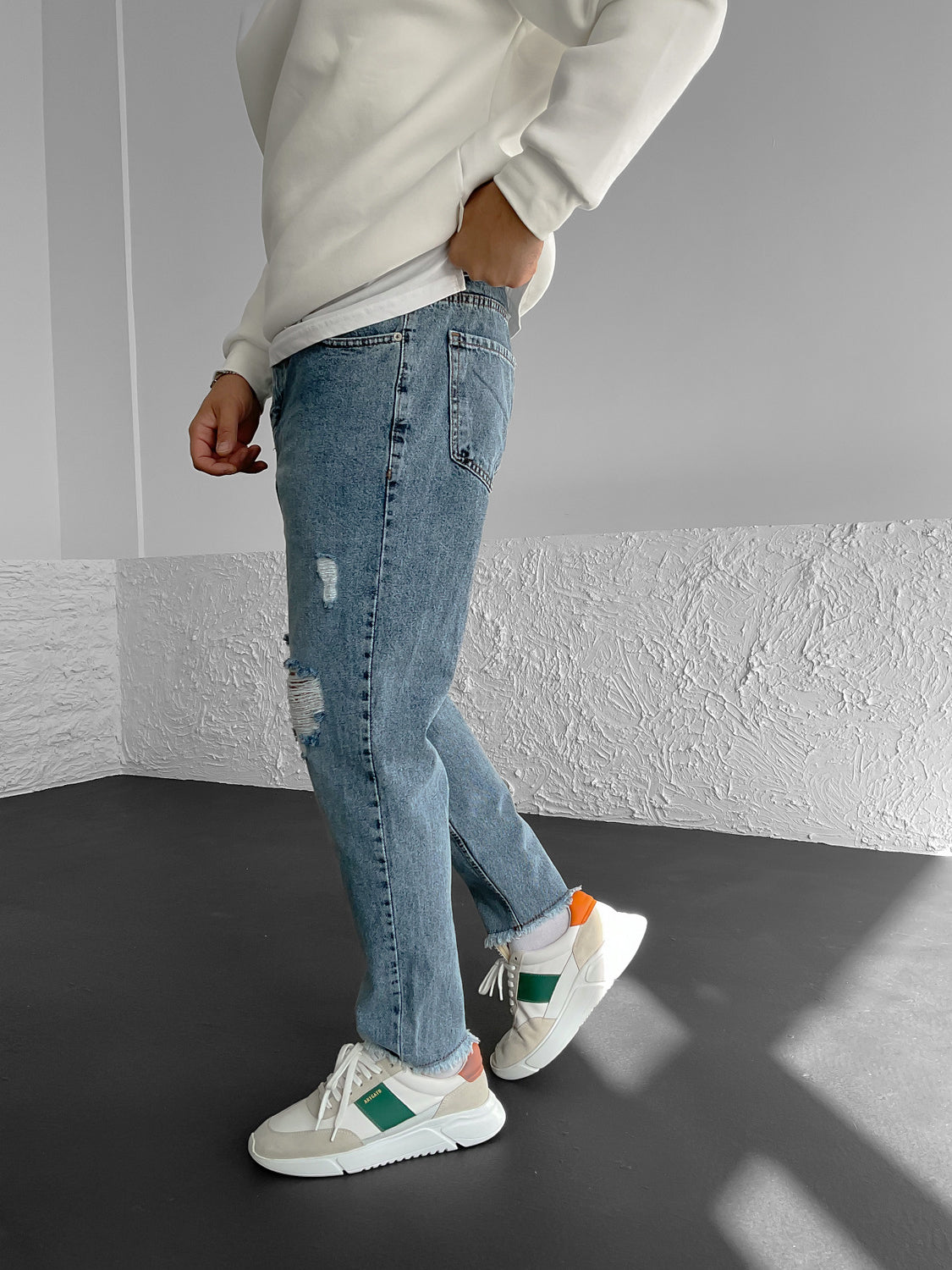 LOOSE LIGHT JEANS CON STRAPPI