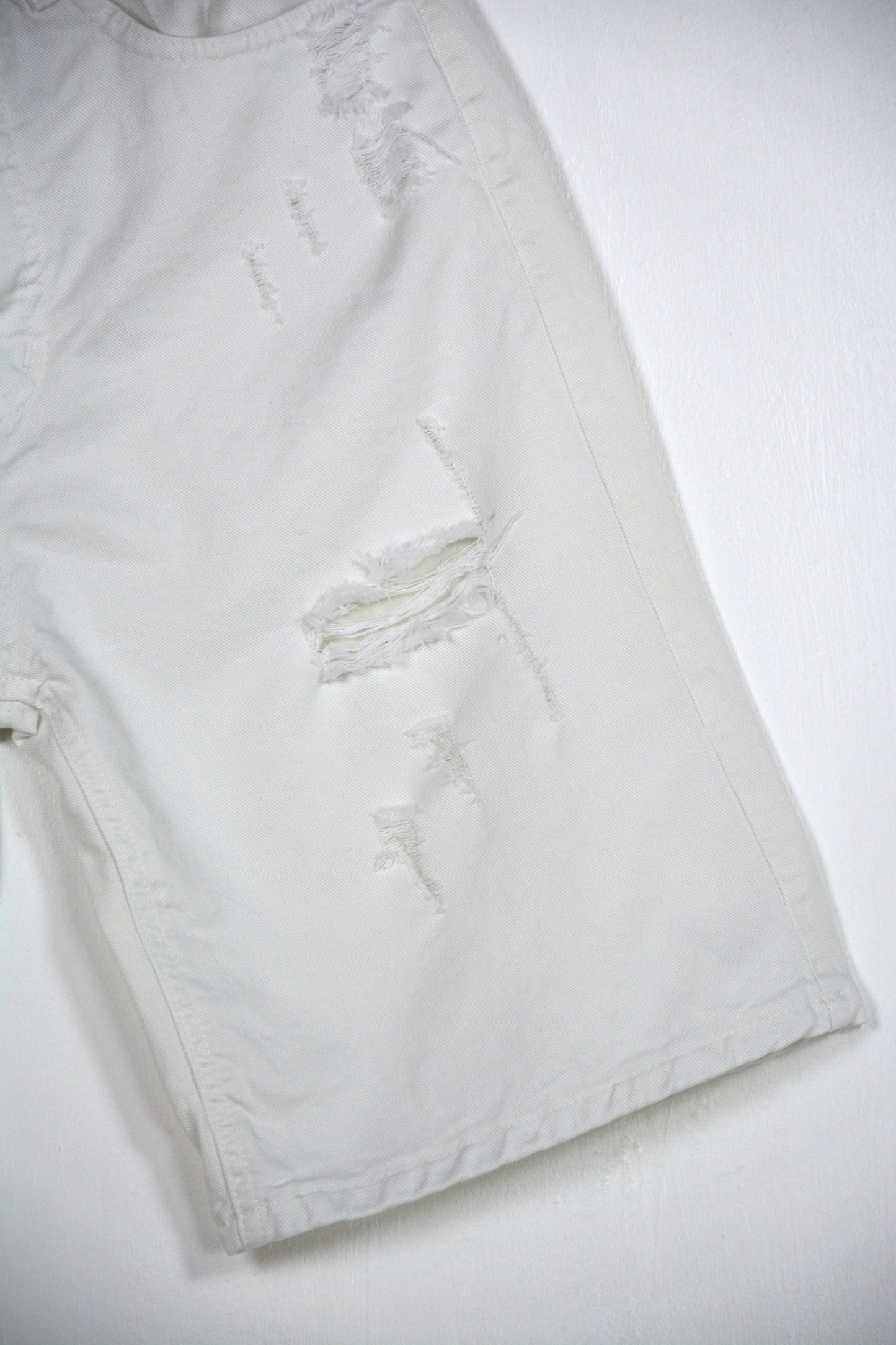 WHITE BERMUDA CON STRAPPI