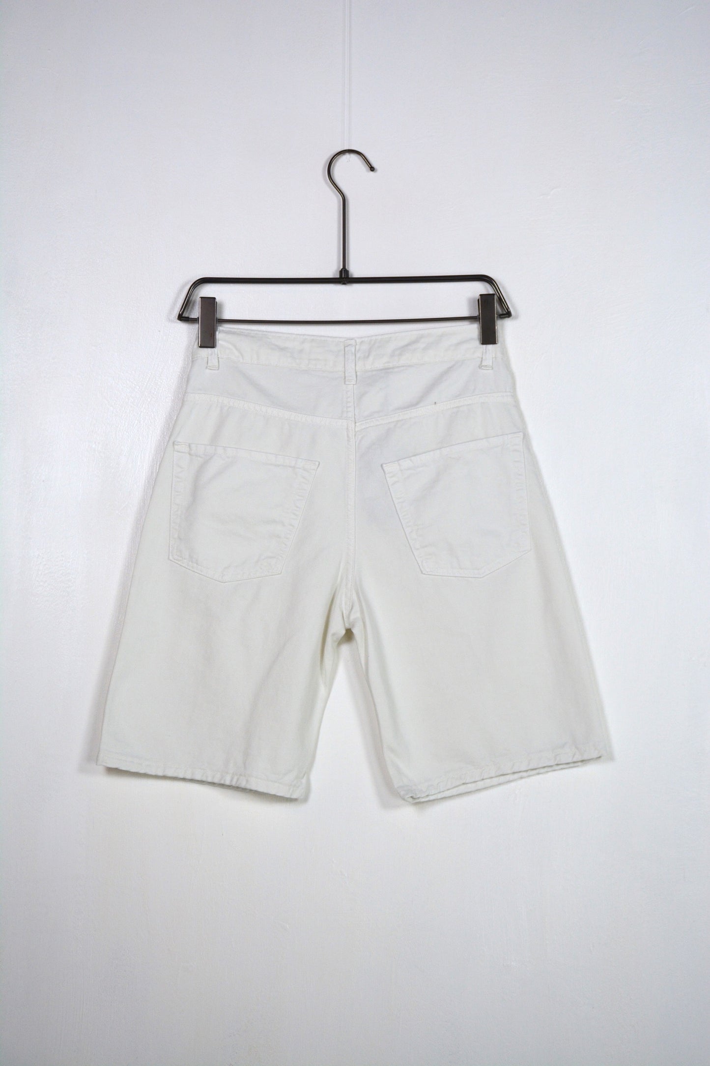 WHITE BERMUDA CON STRAPPI