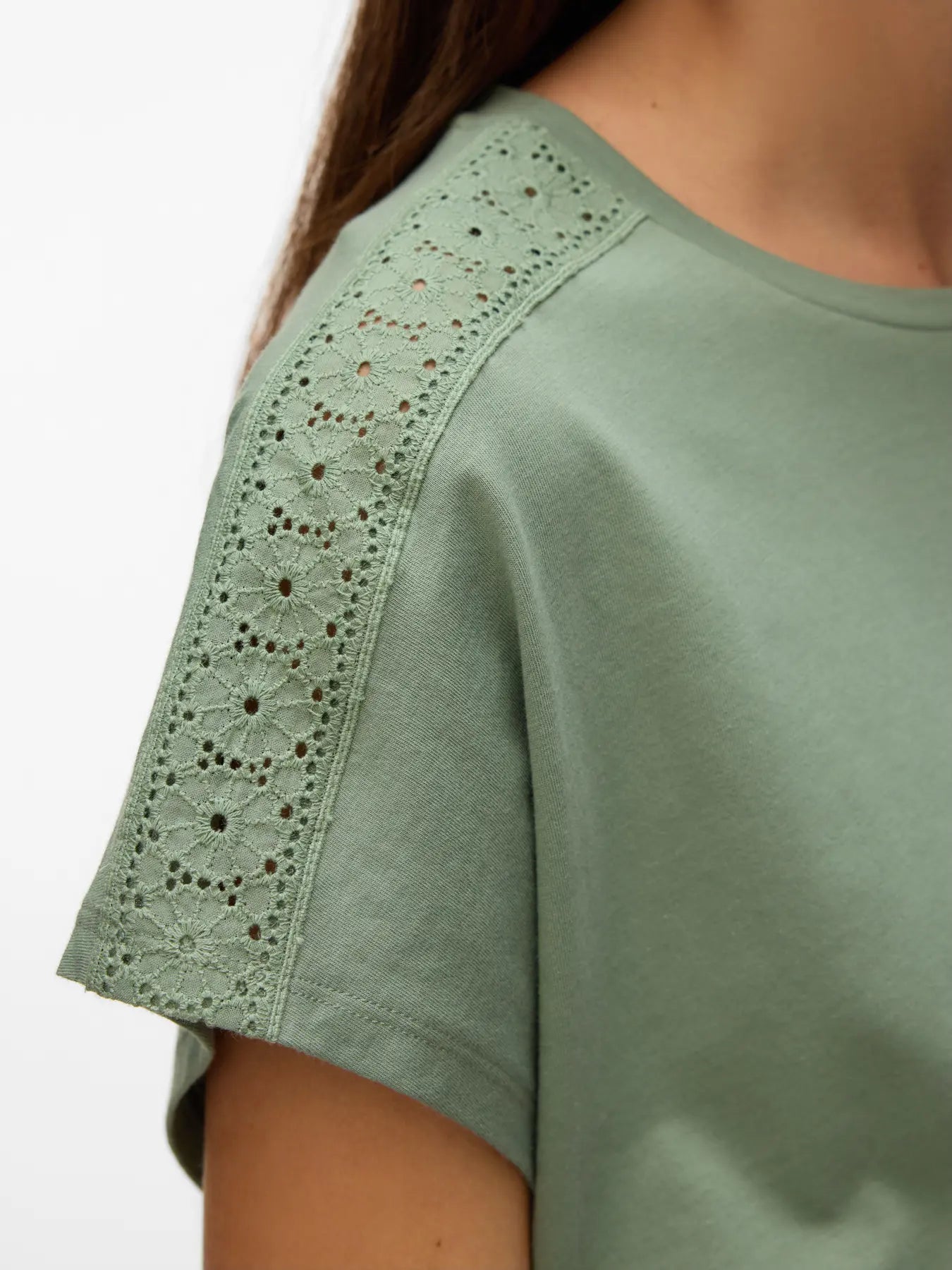 Vero Moda - T-shirt basic con ricamo EMMY - col. verde