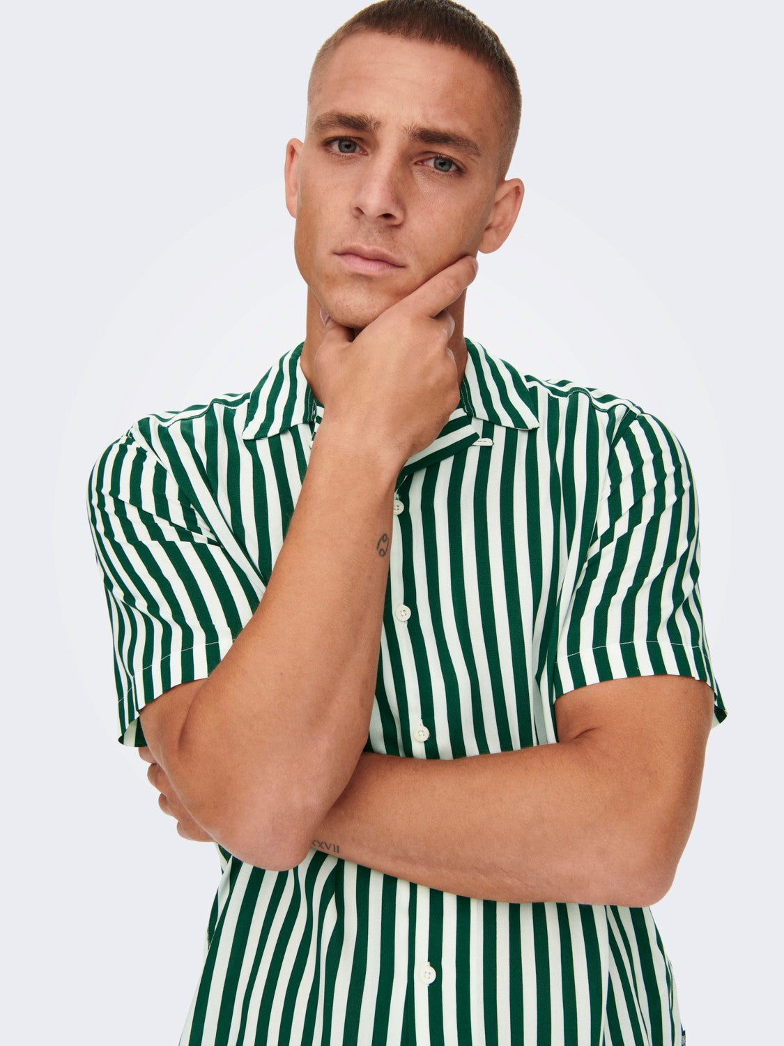 CAMICIA A RIGHE IN VISCOSA A MANICHE CORTE - Verde