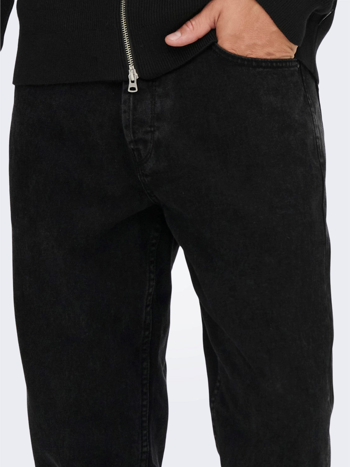 CARROT & CROPPED BLACK JEANS