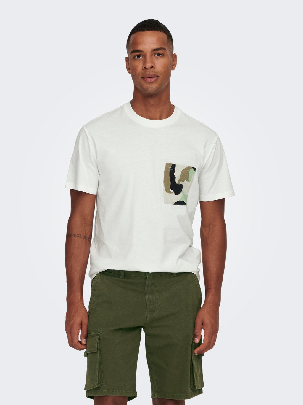 T-SHIRT CON TASCHINO CAMOUFLAGE - Col. bianco