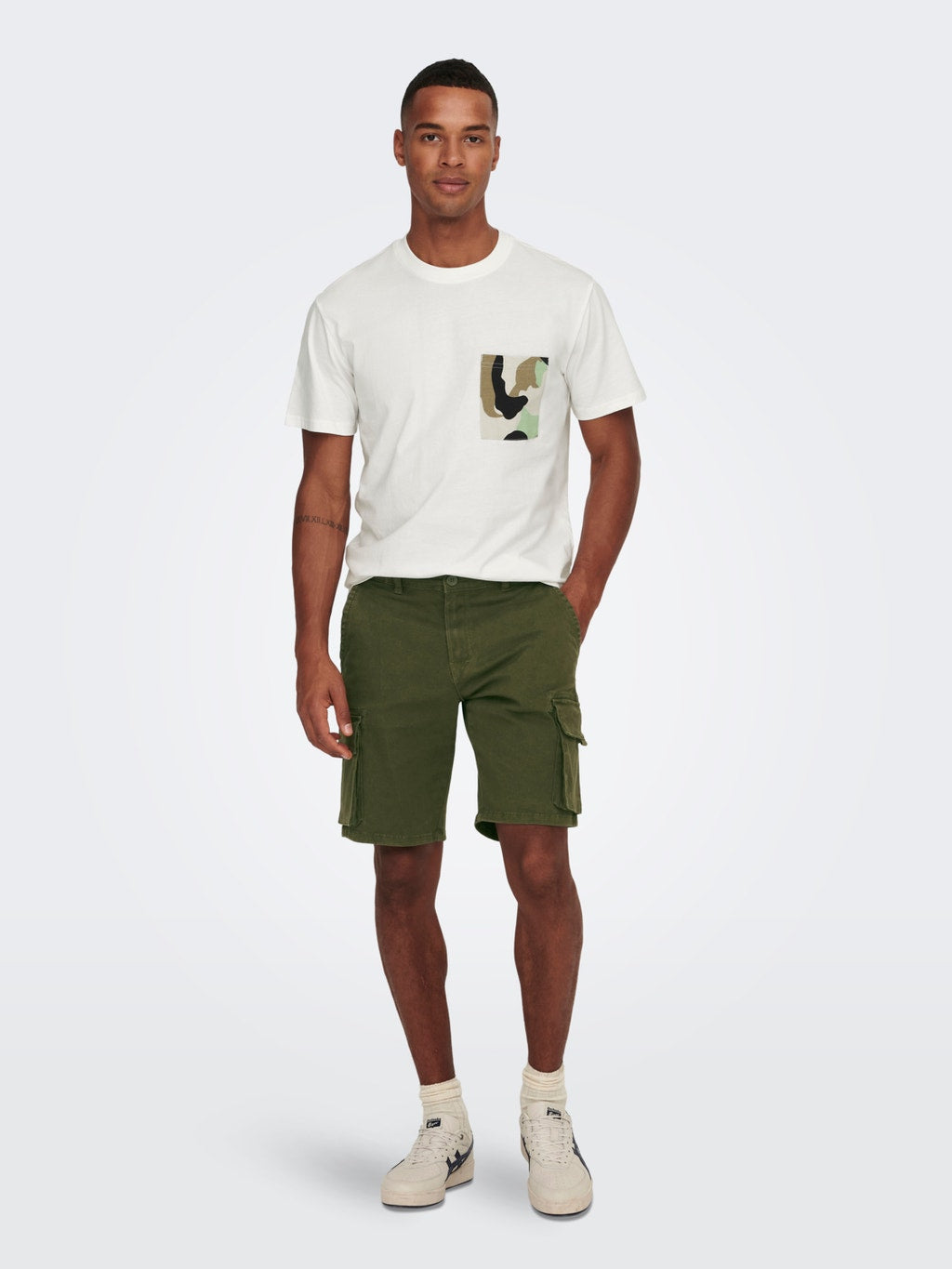 T-SHIRT CON TASCHINO CAMOUFLAGE - Col. bianco