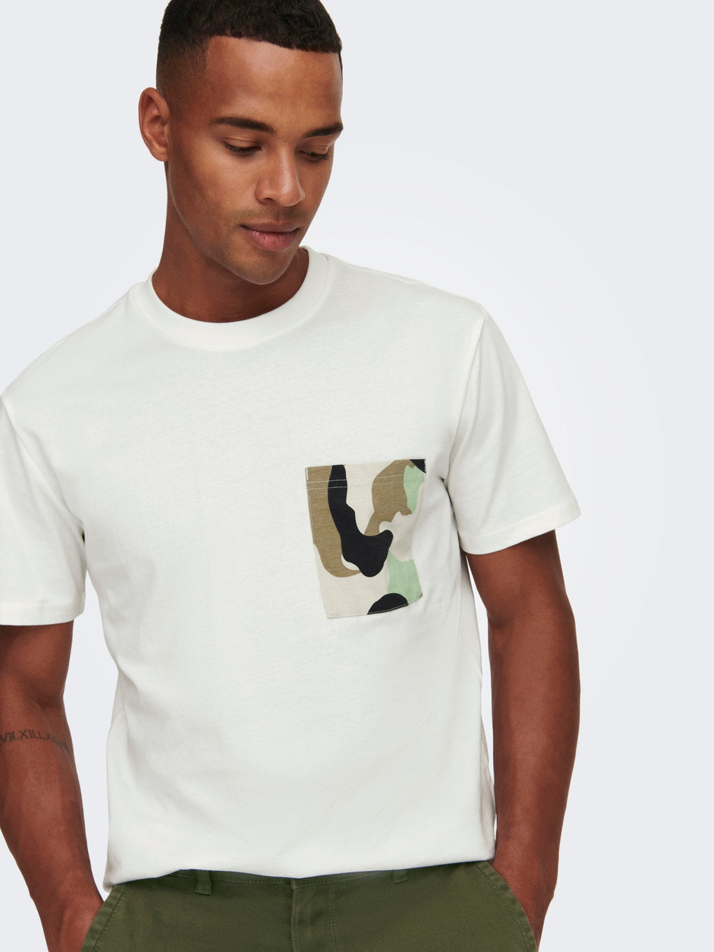 T-SHIRT CON TASCHINO CAMOUFLAGE - Col. bianco