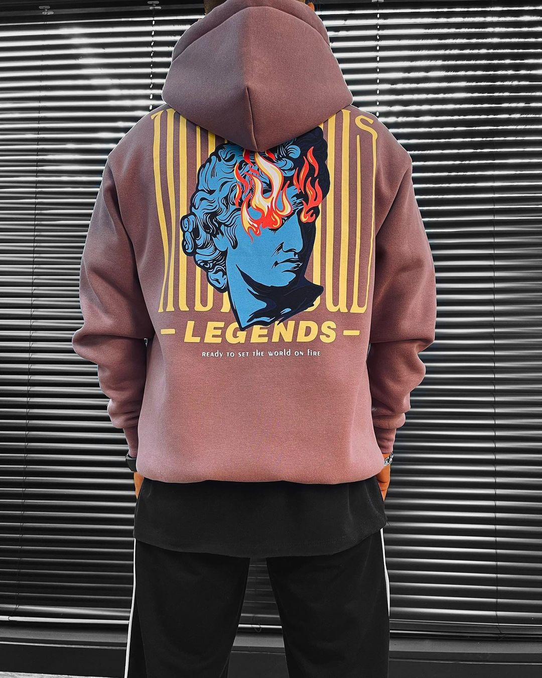 FELPA CON CAPPUCCIO LEGENDS CON DISEGNO SUL RETRO