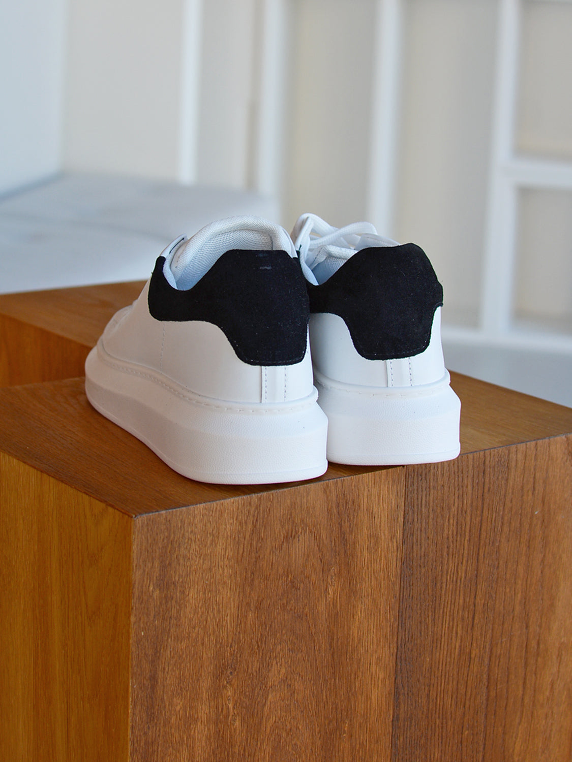 SNEAKERS IN VERA PELLE CON TALLONE CAMOSCIO COL. NERO