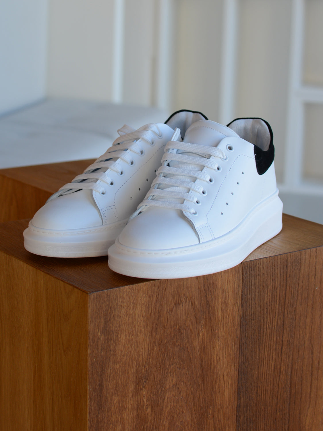 SNEAKERS IN VERA PELLE CON TALLONE CAMOSCIO COL. NERO