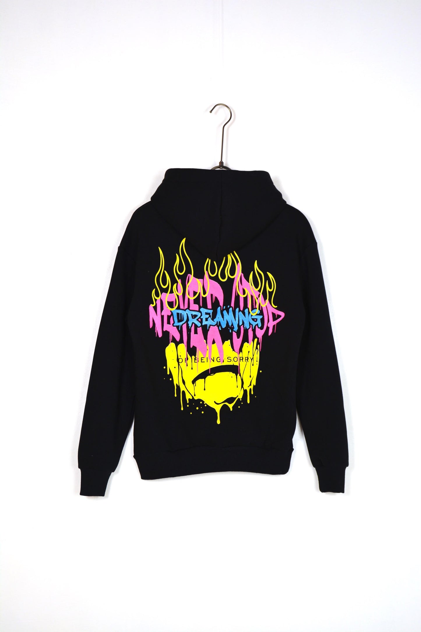 FELPA CON CAPPUCCIO "NEVER STOP DREAMING" - col. nero
