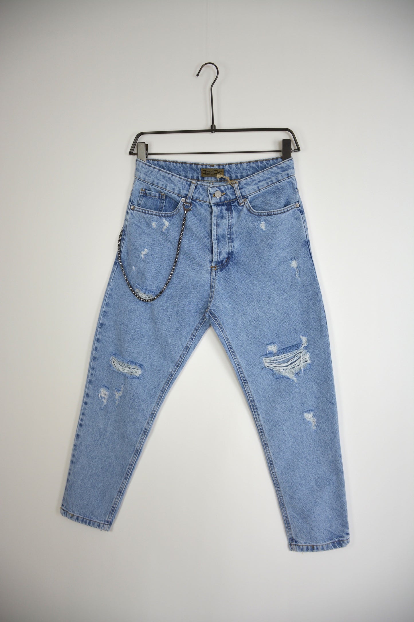 JEANS CARROT FIT CON STRAPPI
