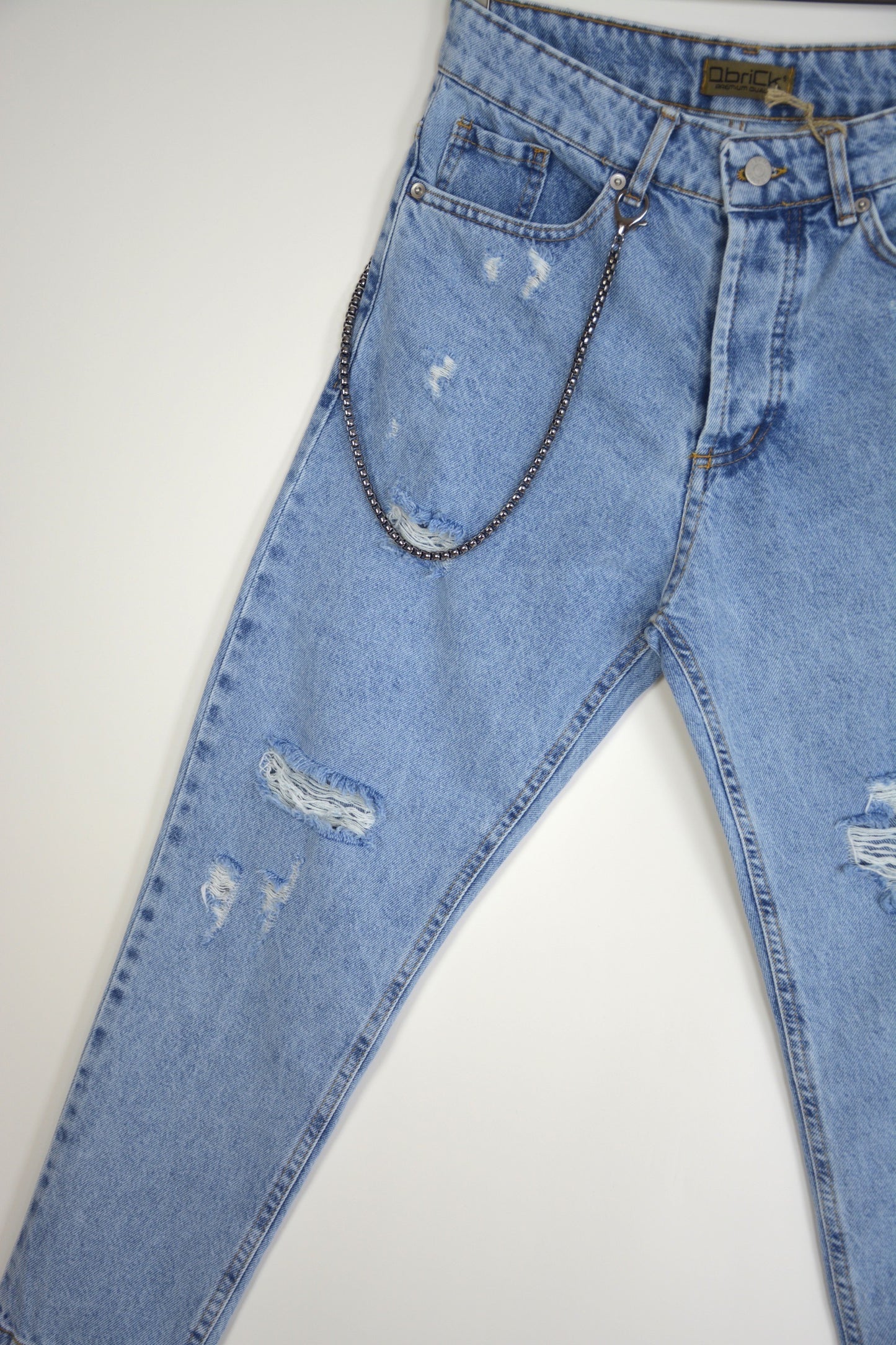 JEANS CARROT FIT CON STRAPPI