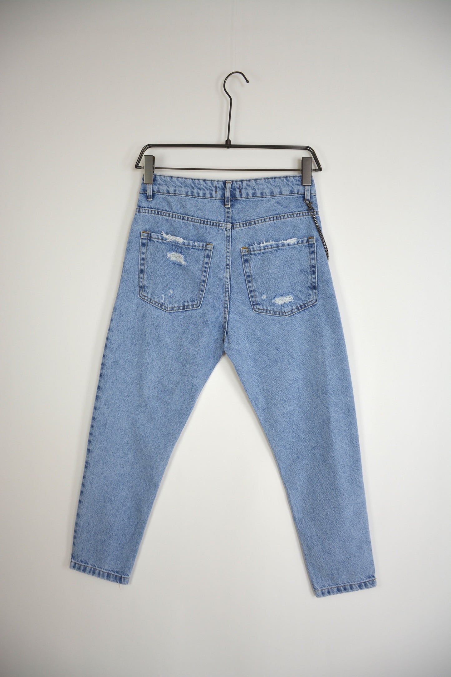 JEANS CARROT FIT CON STRAPPI