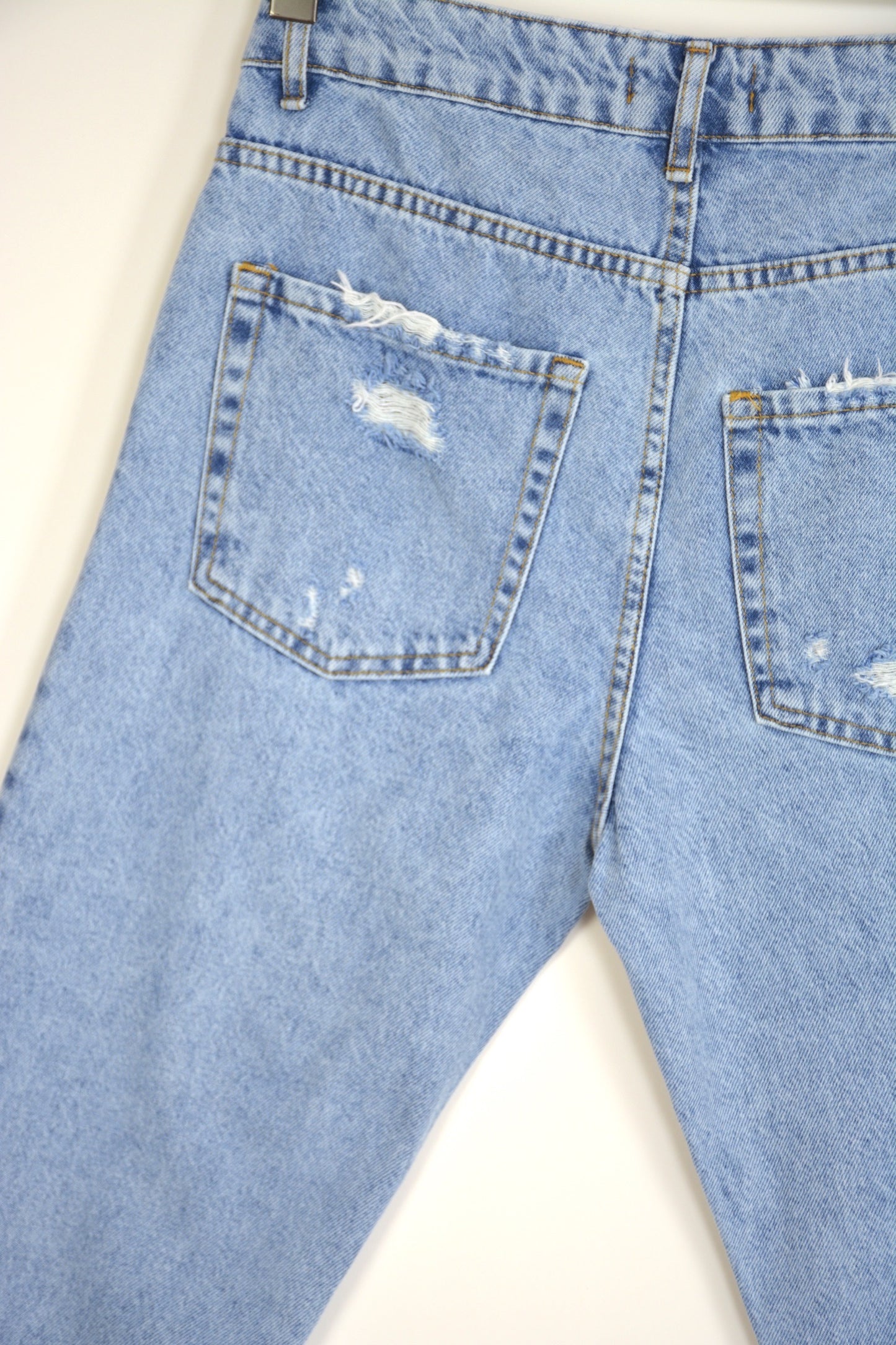JEANS CARROT FIT CON STRAPPI