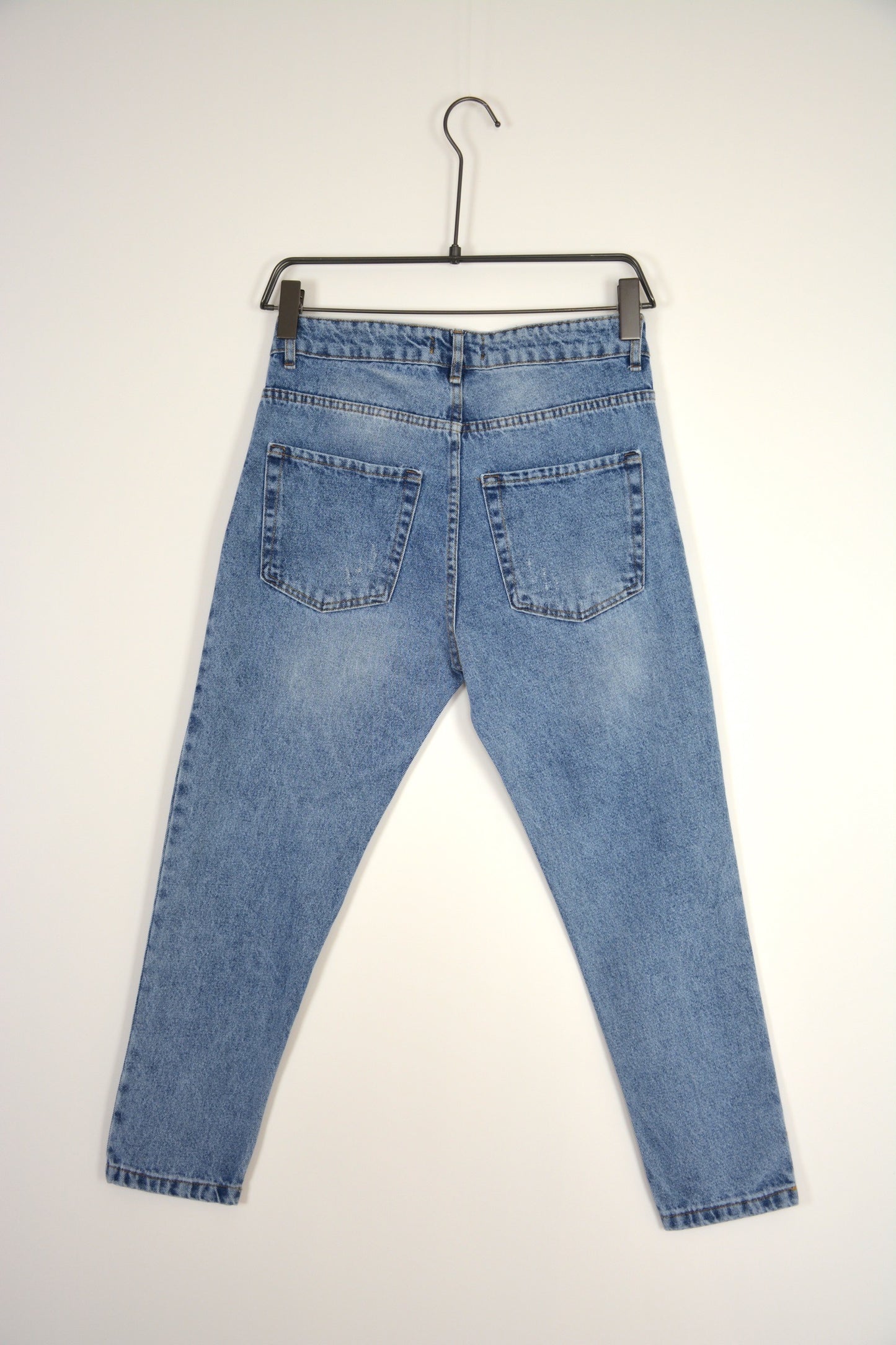 JEANS CARROT FIT CON STRAPPI