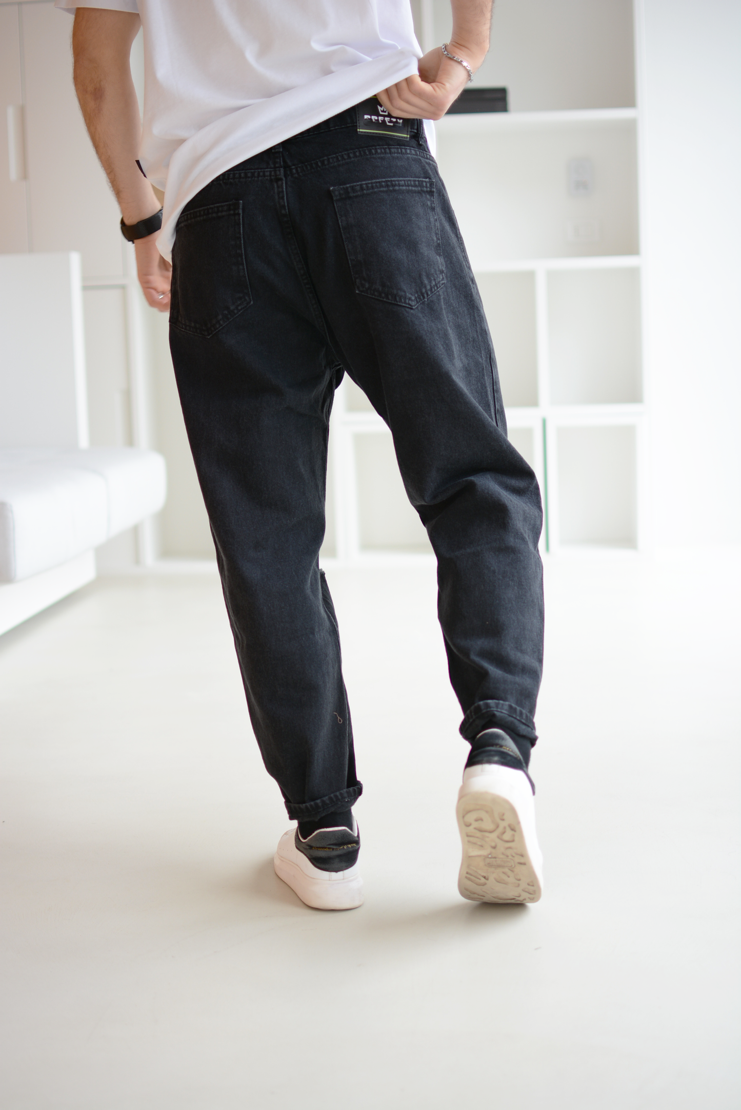 JEANS STRAPPATI COLORE NERO