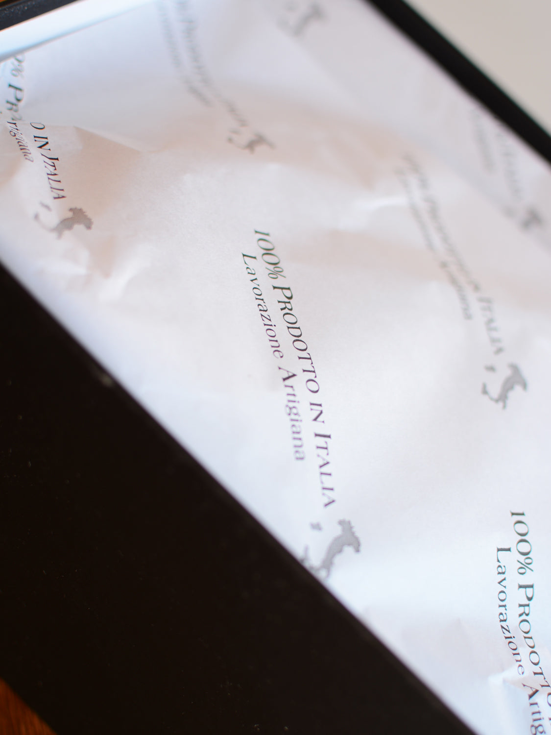 SNEAKERS IN VERA PELLE CON TALLONE CAMOSCIO COL. NERO