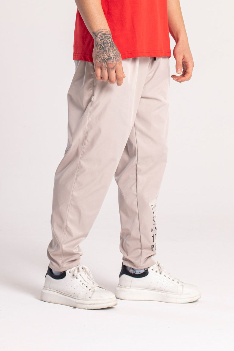 PANTALONI CON DETTAGLIO CATENA "DONT STOP UNTIL YOU ARE PROUD"