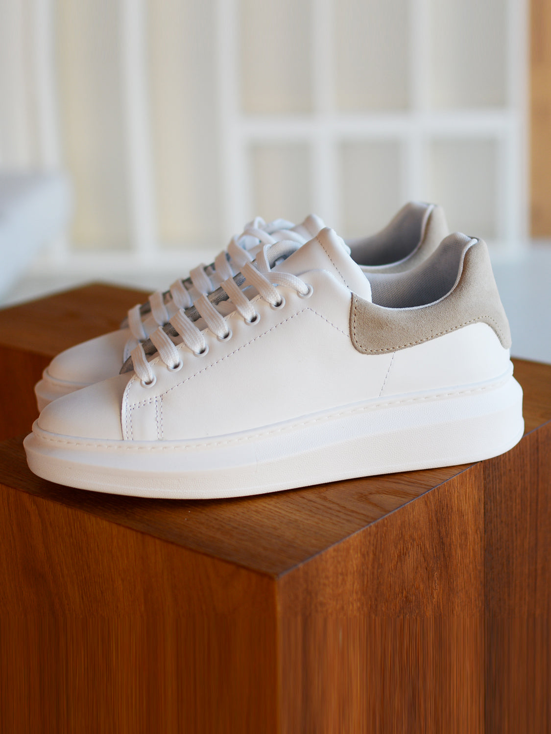 SNEAKERS IN VERA PELLE CON TALLONE CAMOSCIO COL. SABBIA