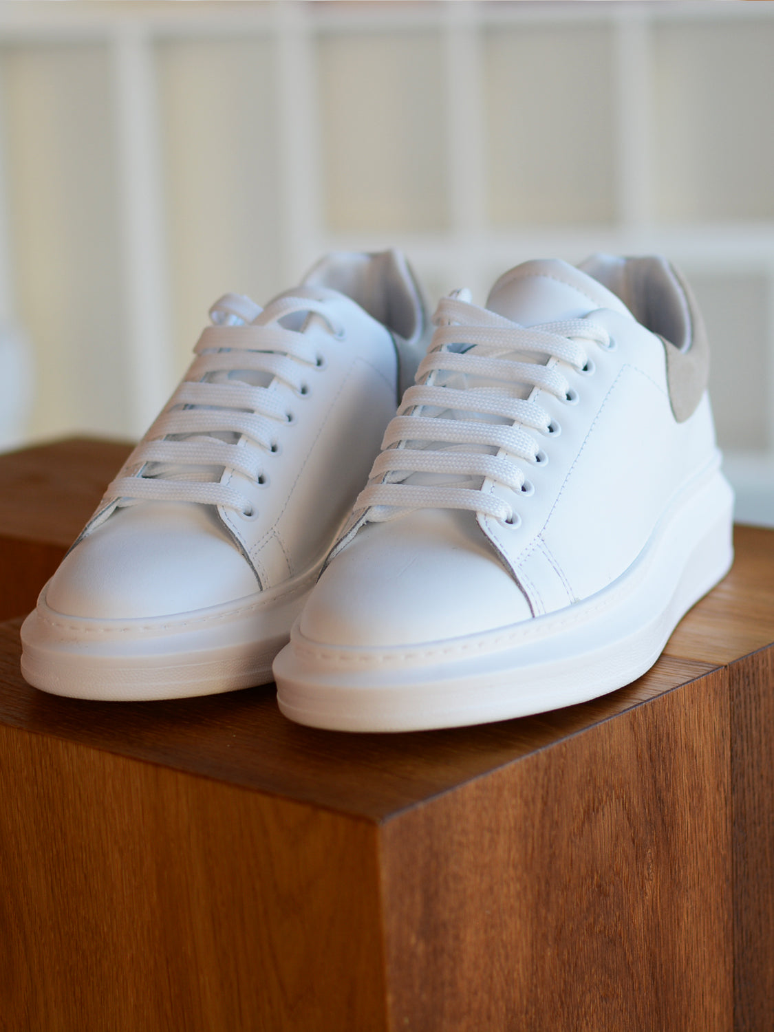 SNEAKERS IN VERA PELLE CON TALLONE CAMOSCIO COL. SABBIA