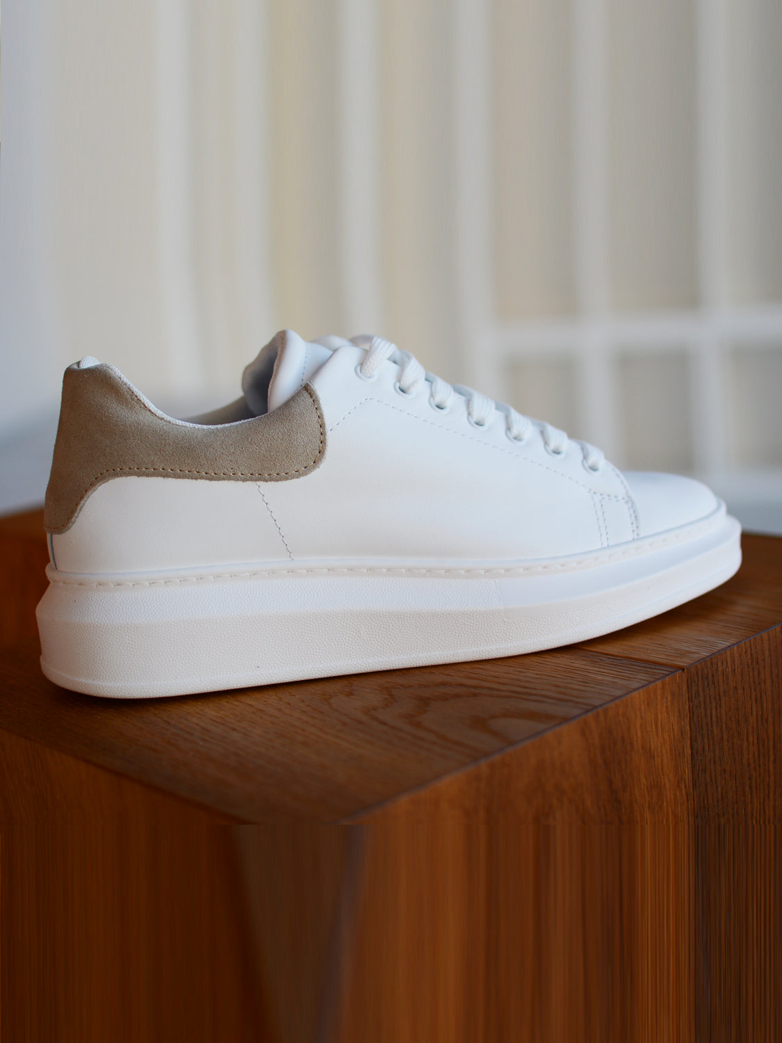 SNEAKERS IN VERA PELLE CON TALLONE CAMOSCIO COL. SABBIA