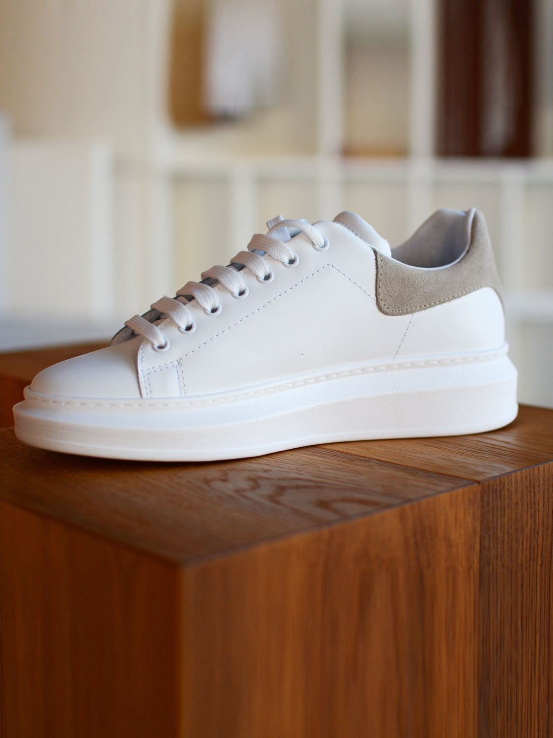SNEAKERS IN VERA PELLE CON TALLONE CAMOSCIO COL. SABBIA