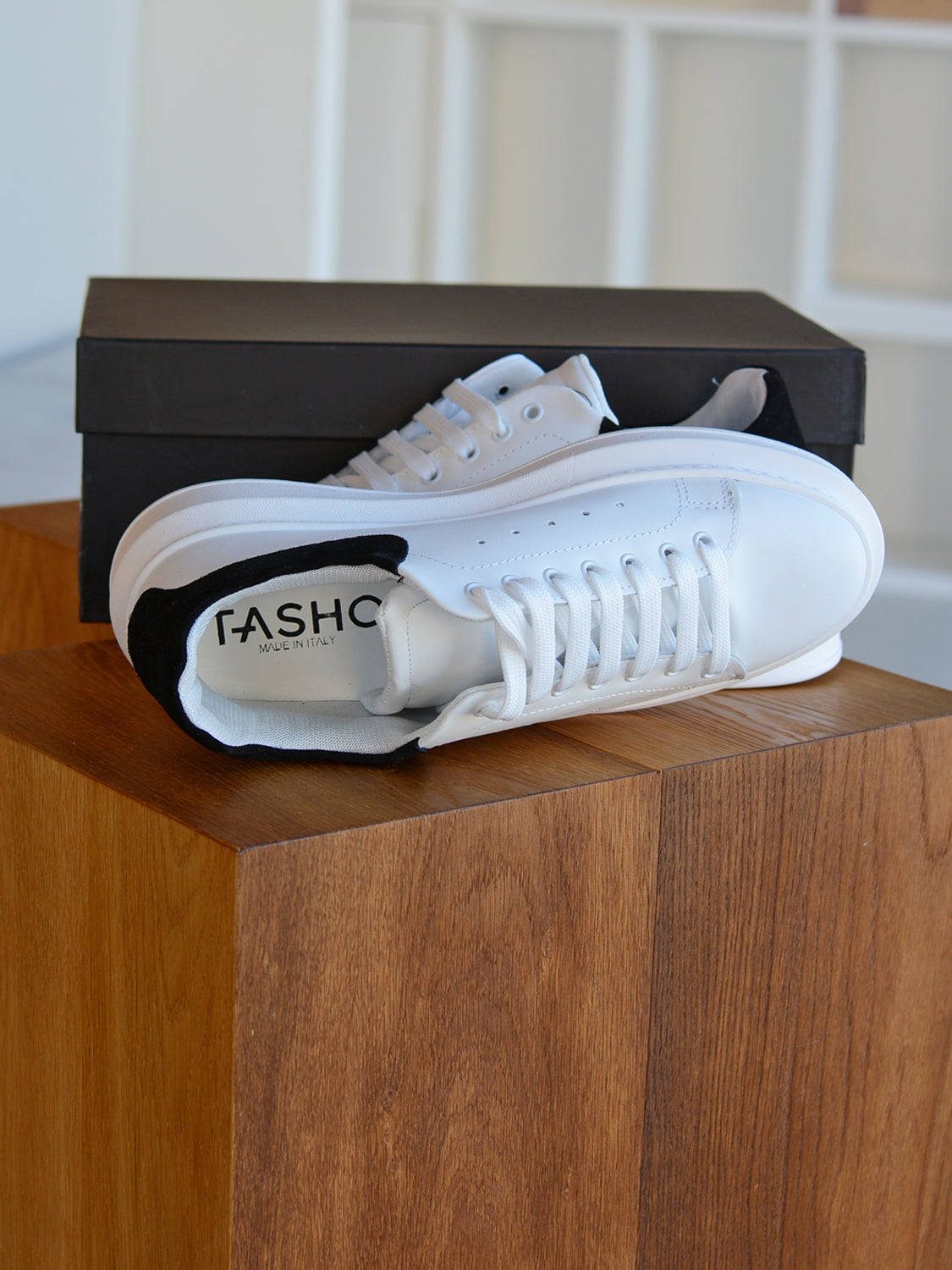 SNEAKERS IN VERA PELLE CON TALLONE CAMOSCIO COL. NERO