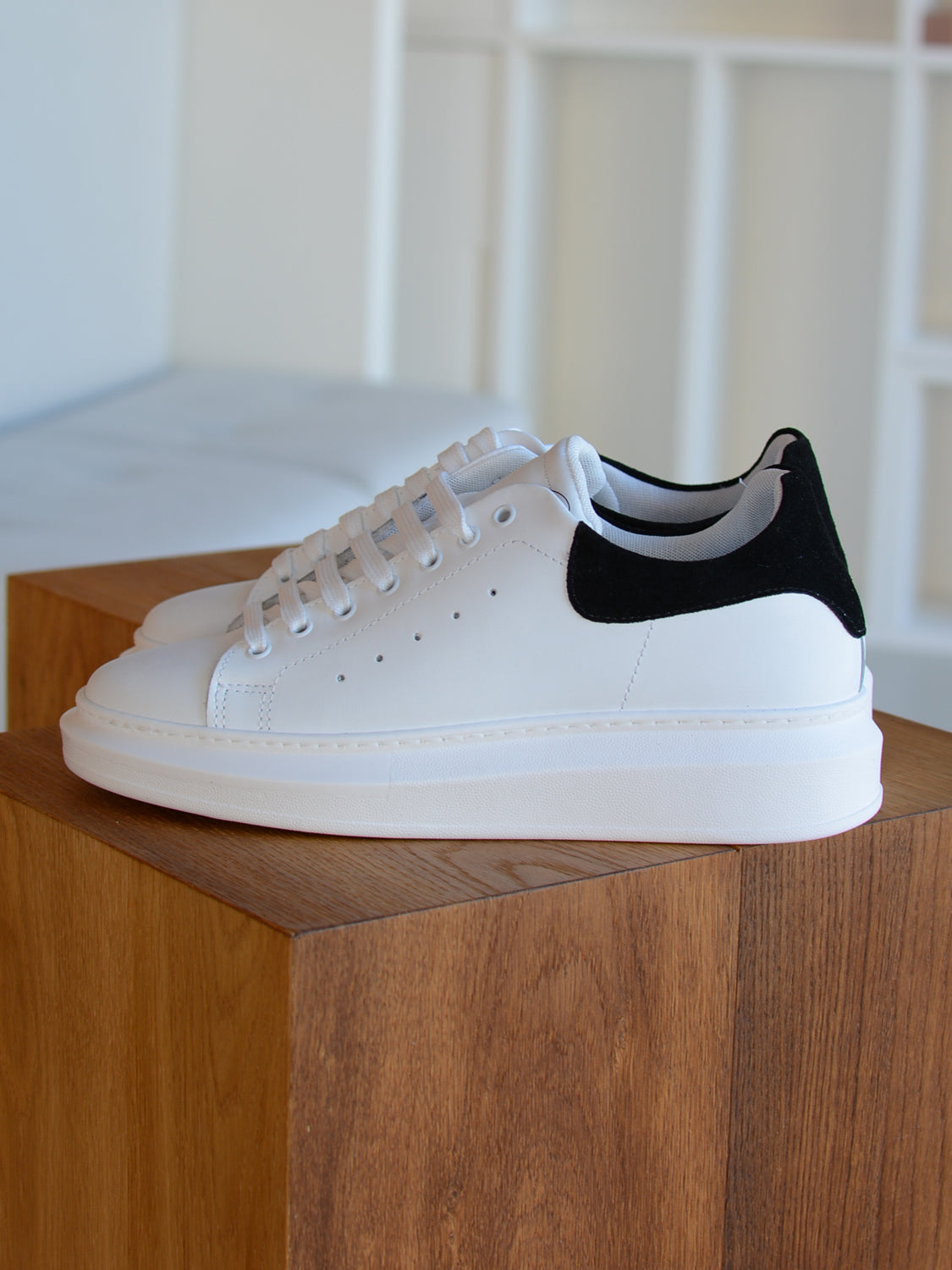 SNEAKERS IN VERA PELLE CON TALLONE CAMOSCIO COL. NERO
