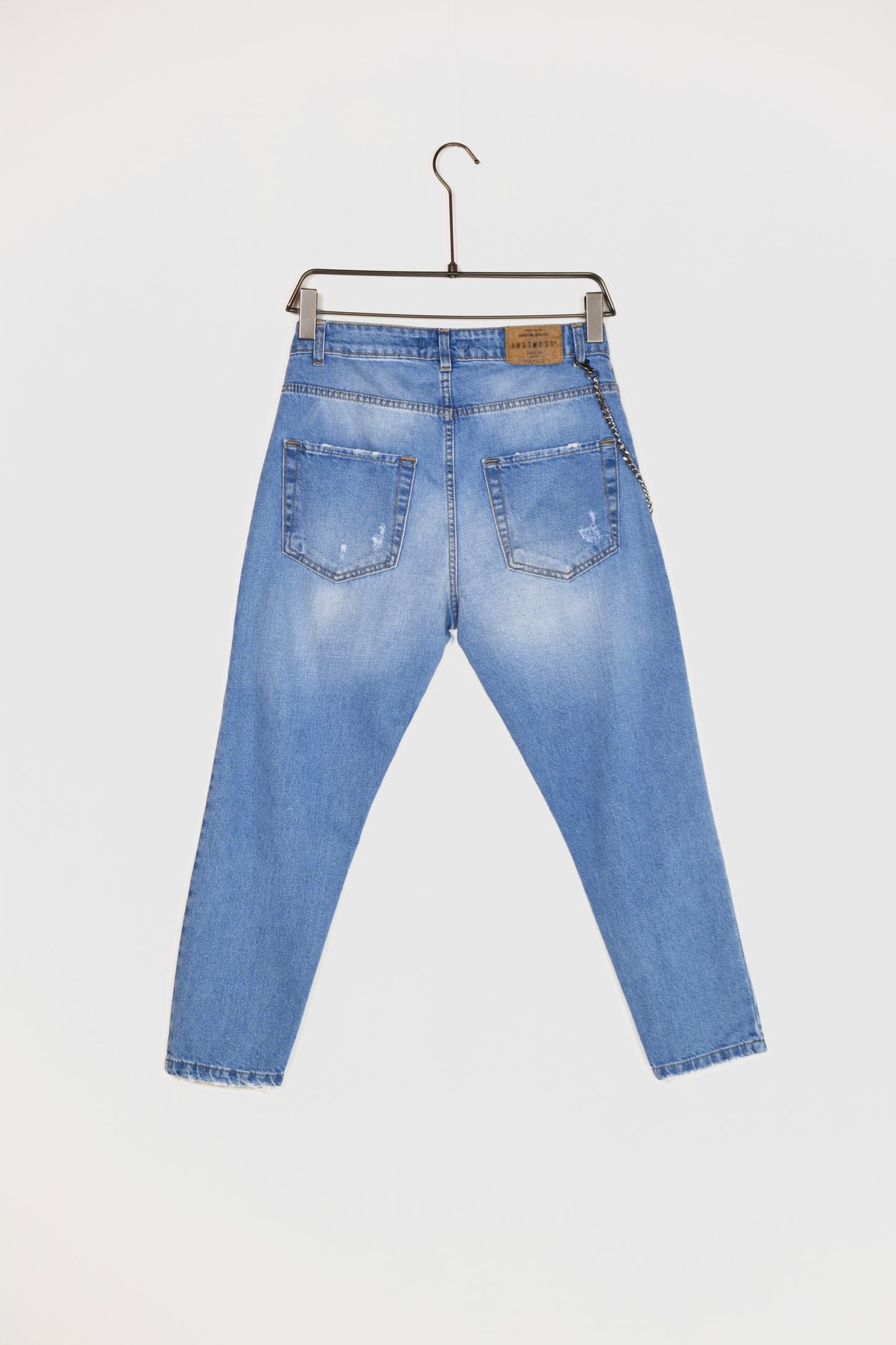 DENIM CARROT JEANS CON STRAPPI