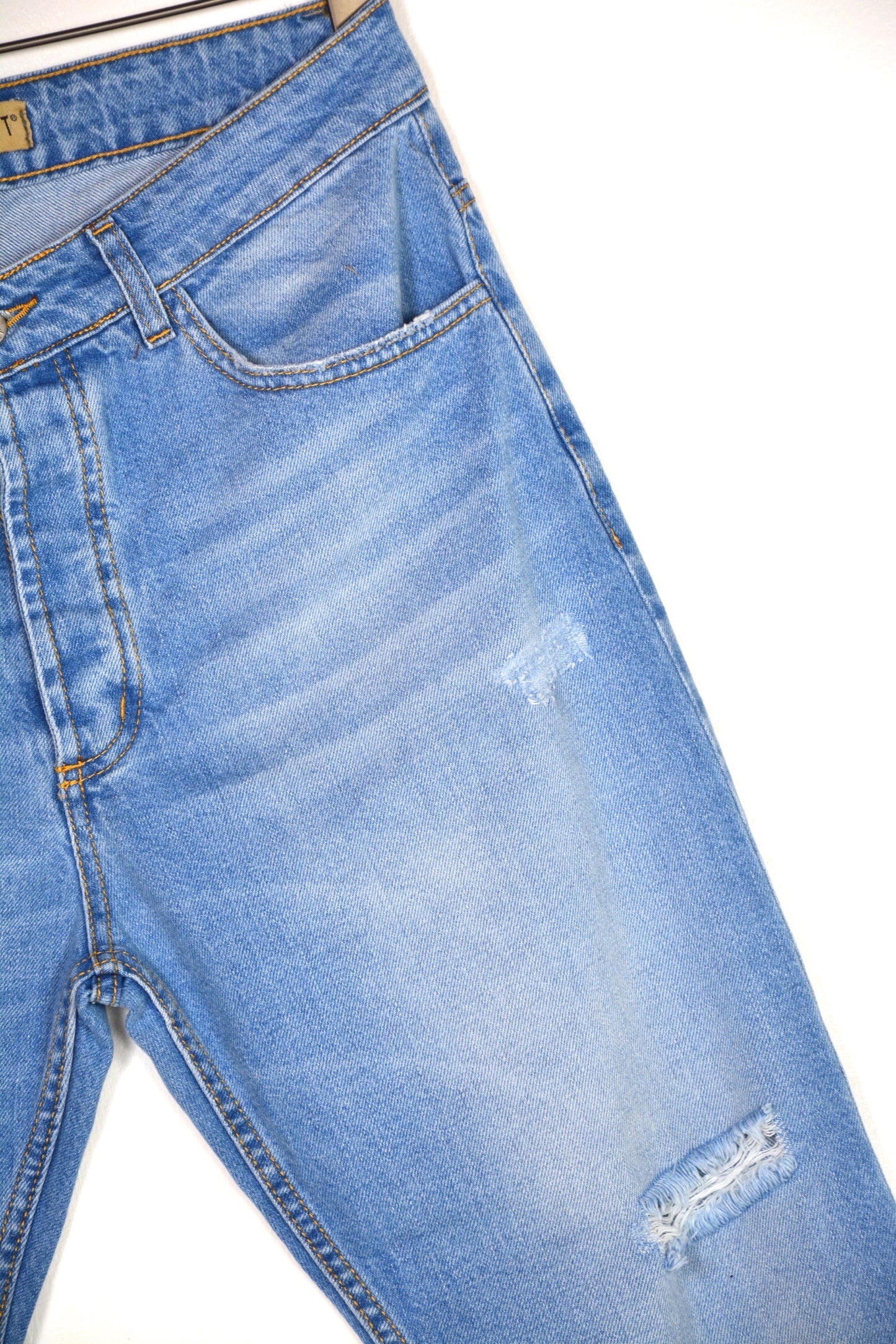 DENIM CARROT JEANS CON STRAPPI