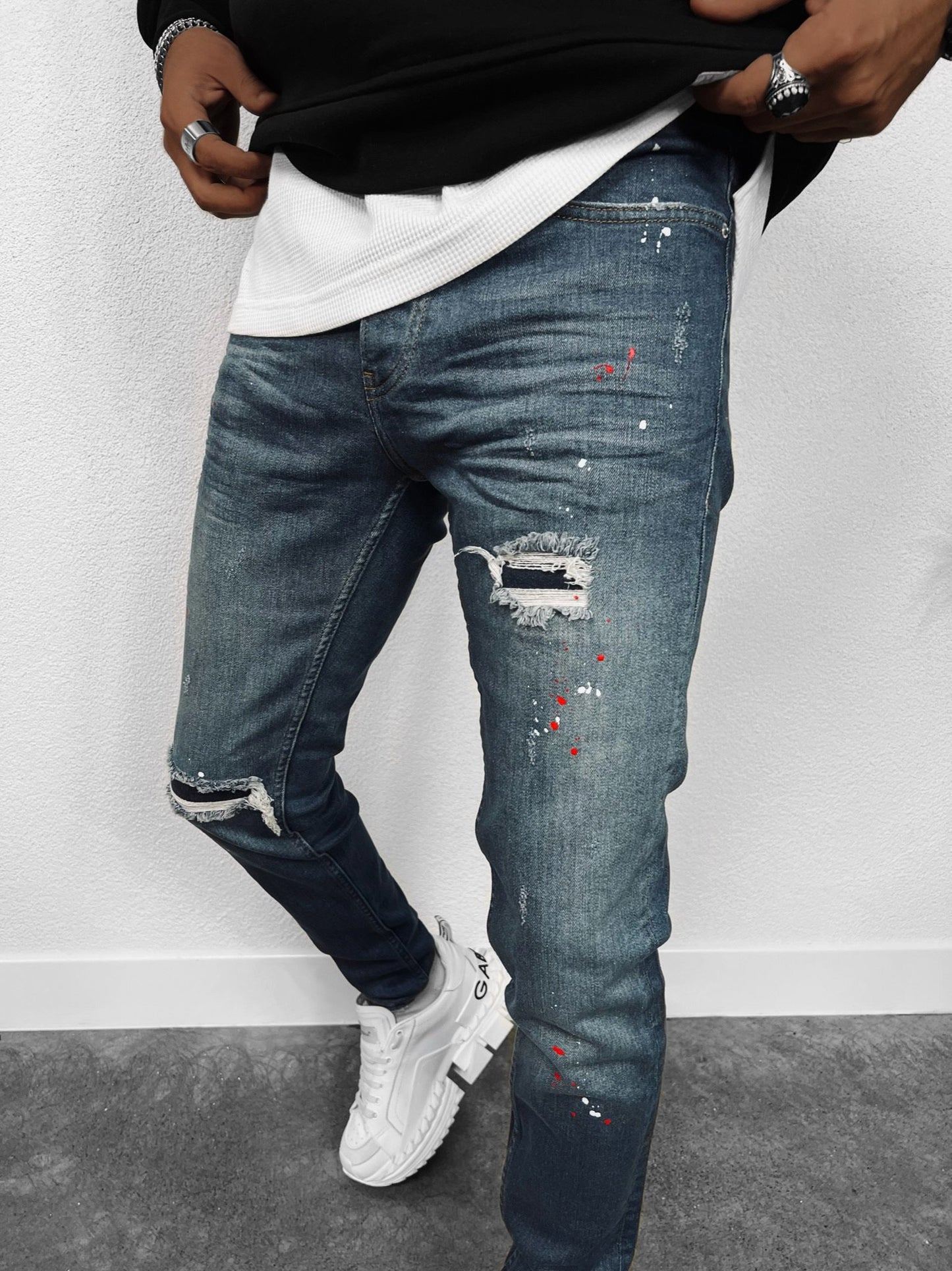 JEANS BLU CON STRAPPI E MACCHIE DI COLORI