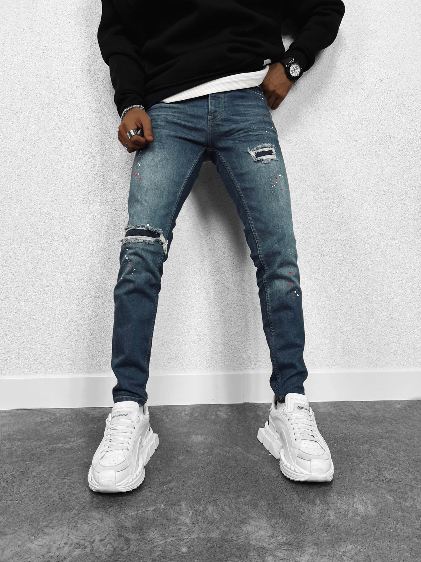 JEANS BLU CON STRAPPI E MACCHIE DI COLORI