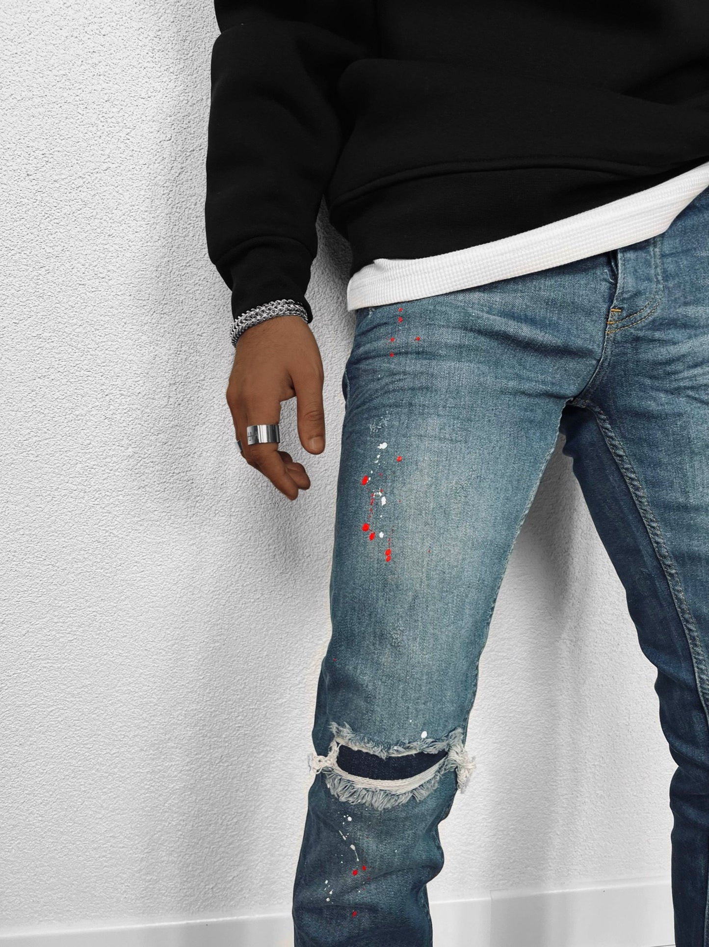 JEANS BLU CON STRAPPI E MACCHIE DI COLORI