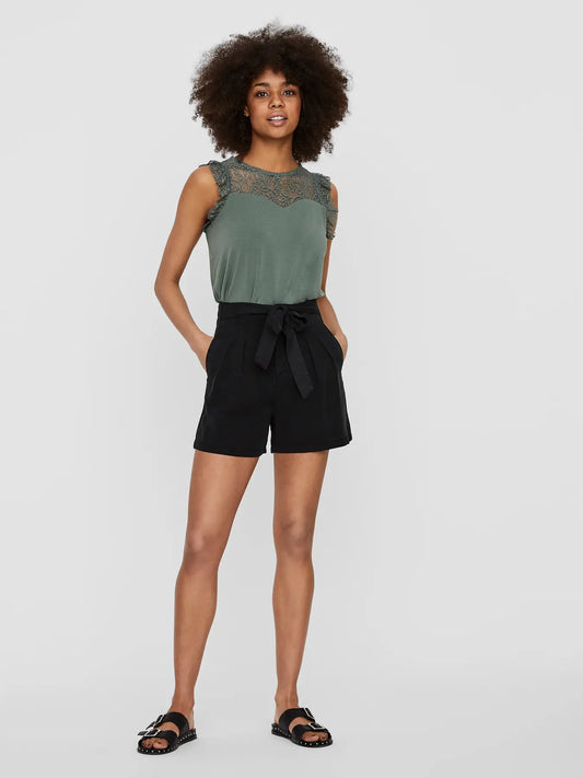 VERO MODA Pantaloncini con pieghe 'VMMIA' in nero