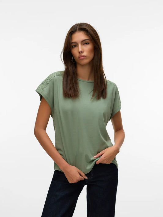 Vero Moda - T-shirt basic con ricamo EMMY - col. verde