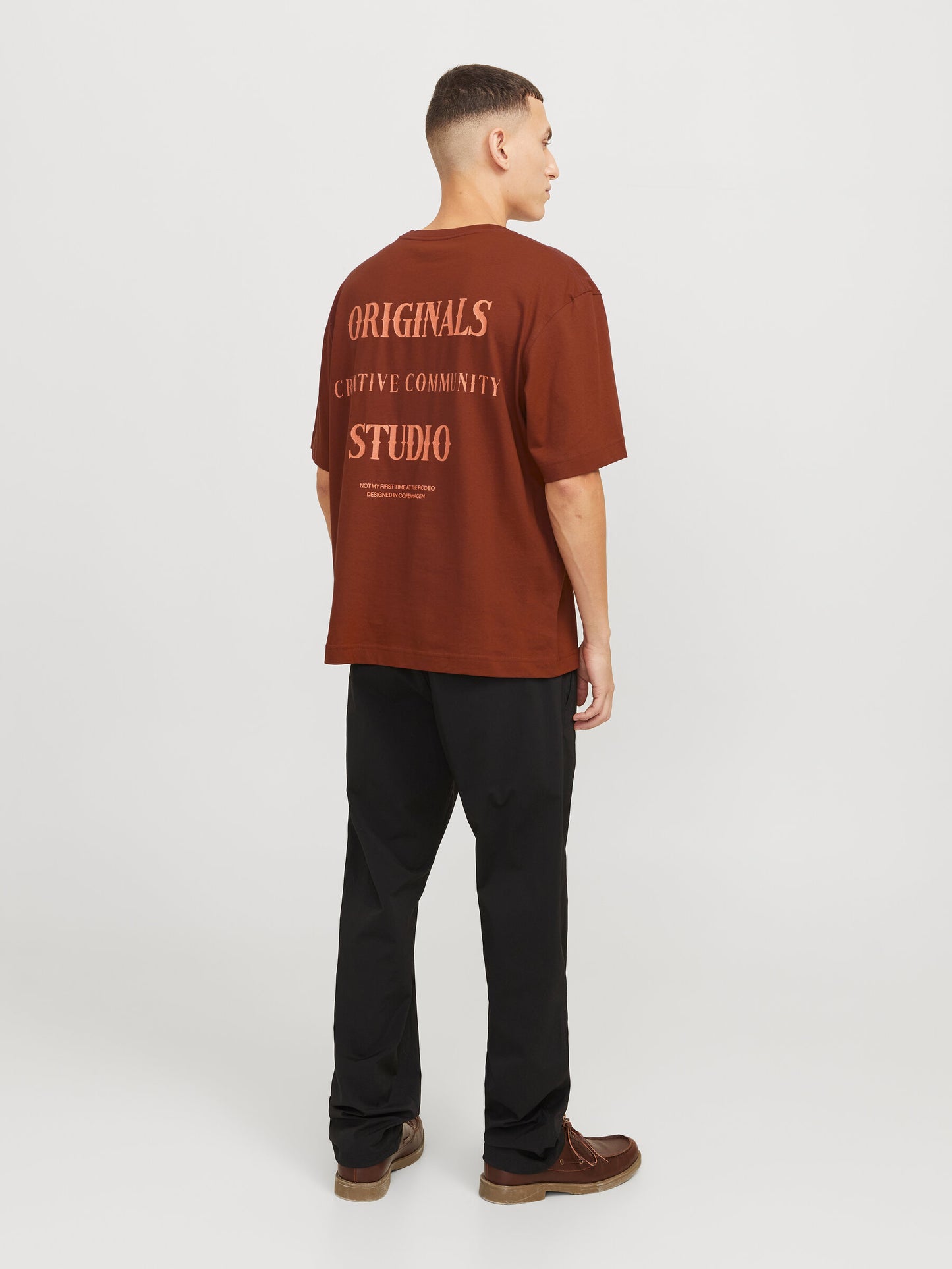 JACK & JONES T-SHIRT ORIGINALS STUDIO FONT - Col. Marrone