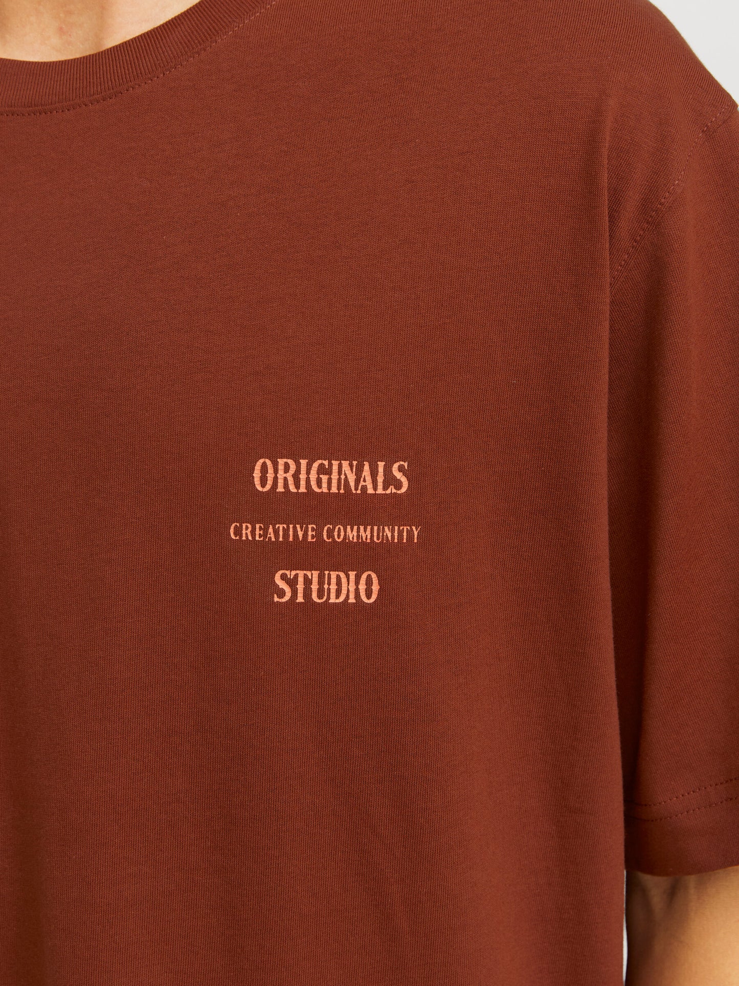 JACK & JONES T-SHIRT ORIGINALS STUDIO FONT - Col. Marrone