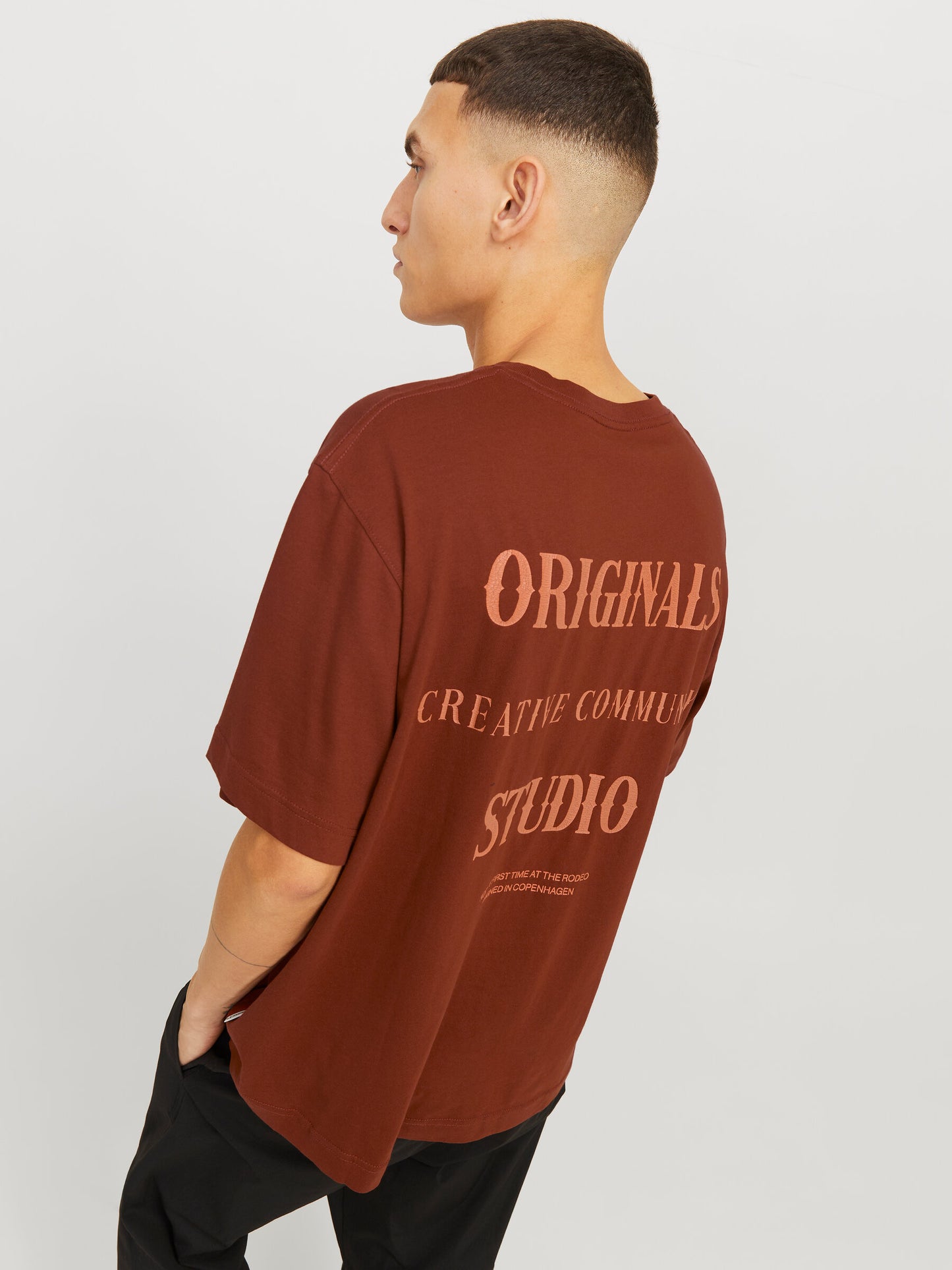 JACK & JONES T-SHIRT ORIGINALS STUDIO FONT - Col. Marrone