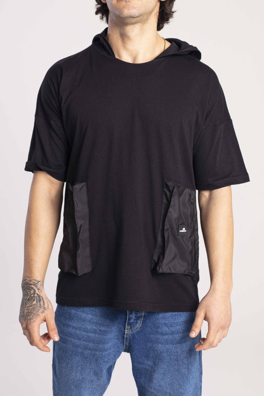 T-SHIRT OVERSIZE CON CAPUCCIO E TASCHE - COLORE NERO